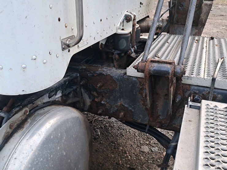 2010-peterbilt-386-image-33