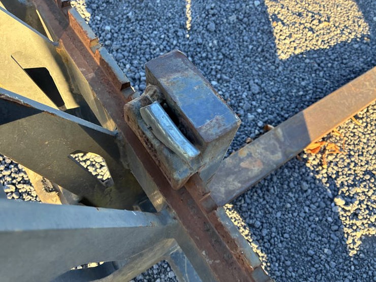 #122464-•-cnh-60"-quick-attach-ldr-forks-image-10