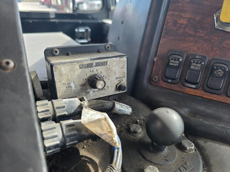 2003-peterbilt-320-image-66