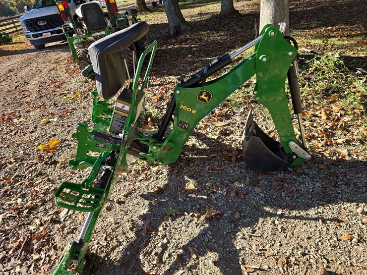 john-deere-260b-3pt-backhoe,-seat,-hyd.-driven,-with-12''-bucket,-low-use,-out-riggers-image-3