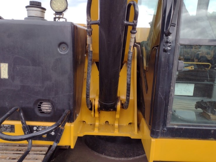 caterpillar-307.5-image-23