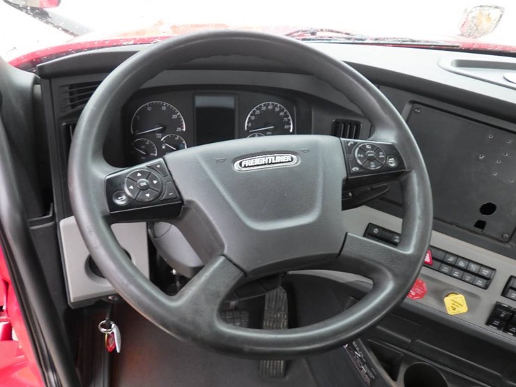 freightliner-cascadia-126-image-20