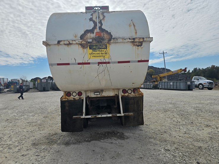 2003-peterbilt-320-image-18