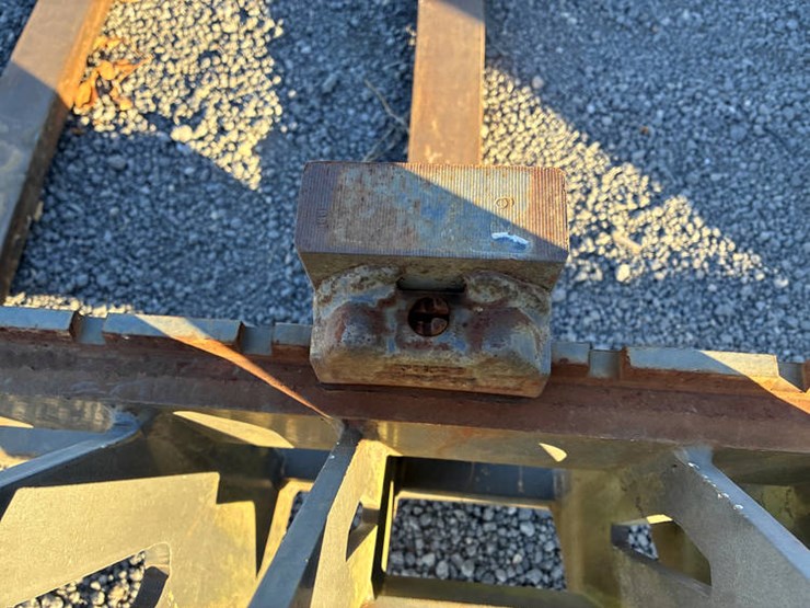 #122464-•-cnh-60"-quick-attach-ldr-forks-image-8