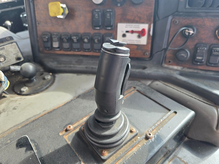 2003-peterbilt-320-image-63