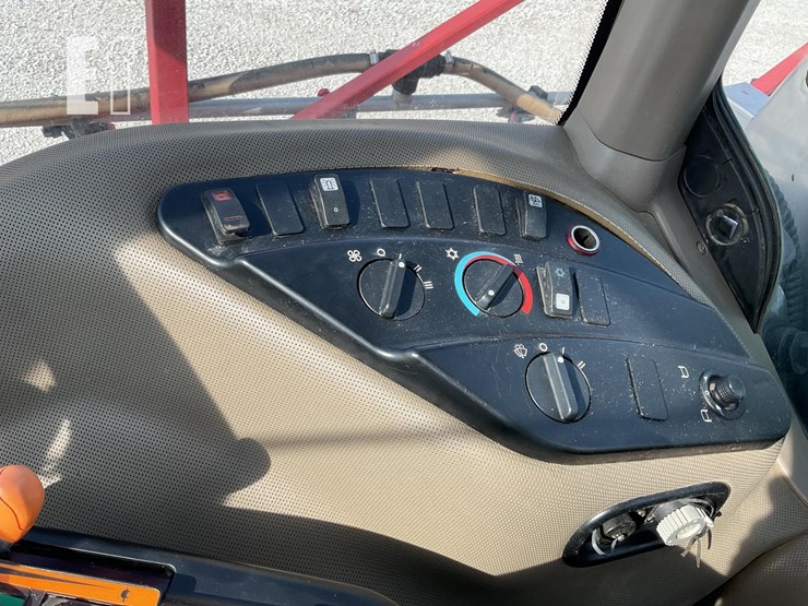 case-ih-patriot-3330-image-53