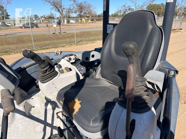 2015-deere-35g-image-32