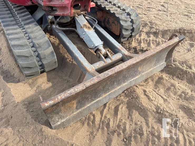 takeuchi-tb235-2-image-15