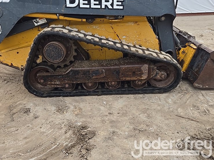 deere-323d-image-25