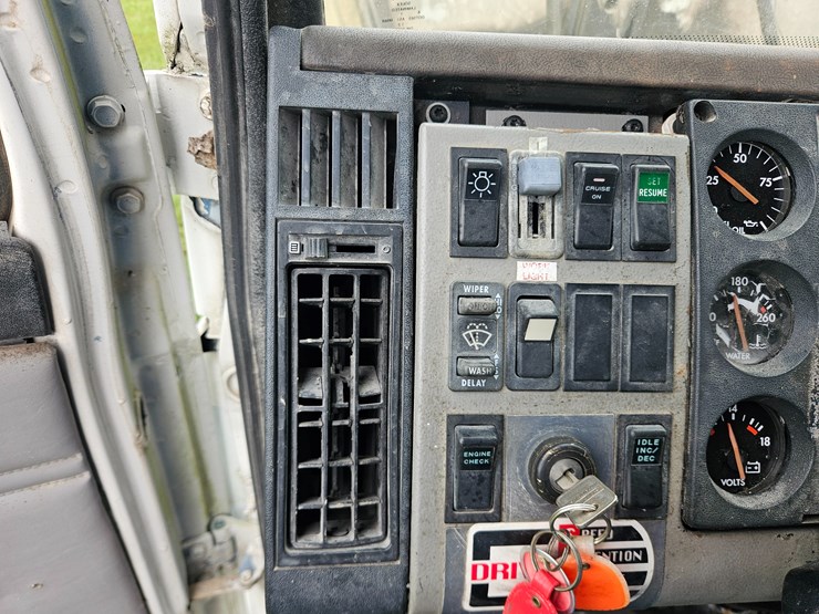 freightliner-fl70-image-61