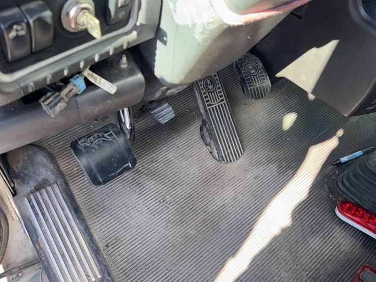 2013-kenworth-t800-image-18