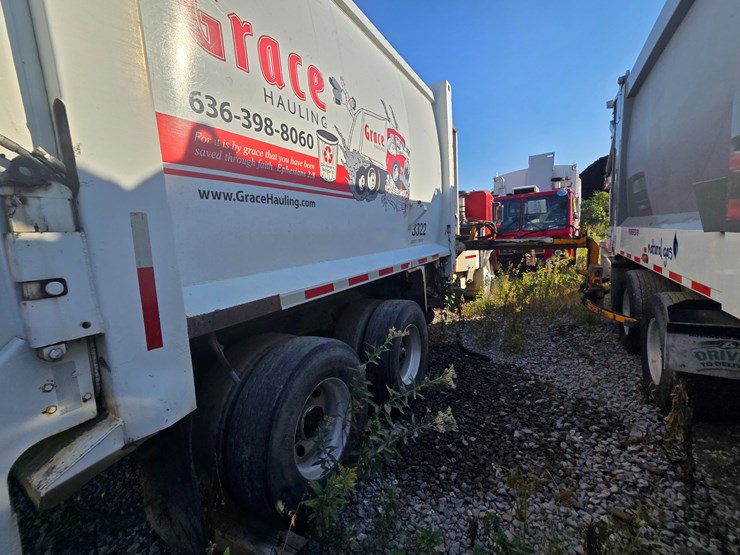 2001-peterbilt-320-image-11