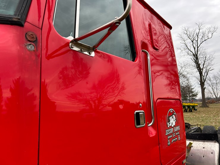 #95-•-volvo-semi-image-16