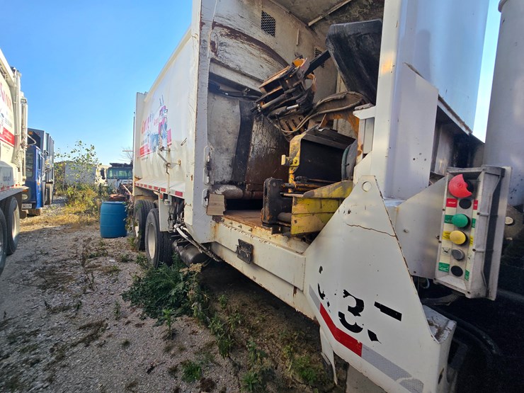 2002-peterbilt-320-image-6