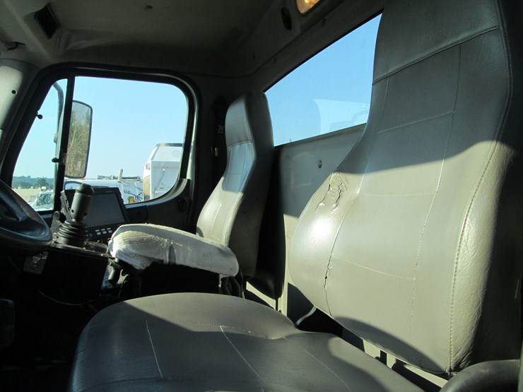 2016-freightliner-108sd-image-41