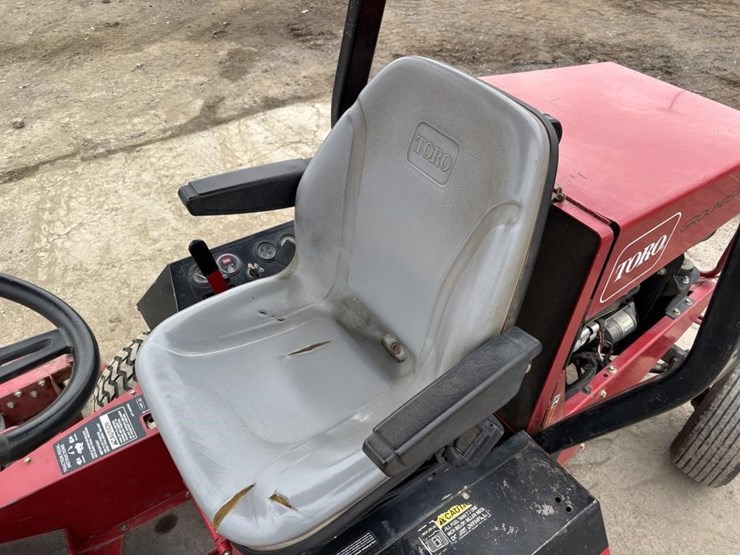 2009-toro-groundsmaster-328d-image-12