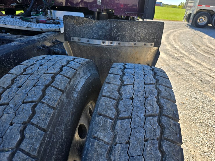 peterbilt-579-image-101