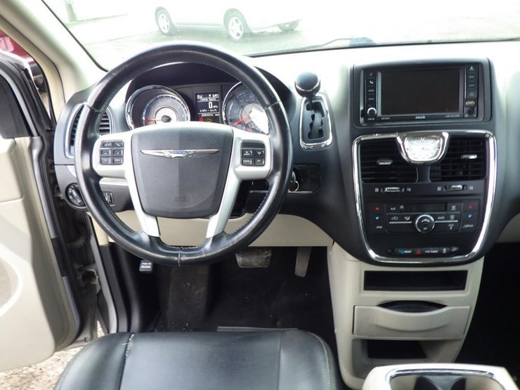 chrysler-town-&-country-image-9