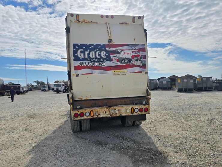 2005-peterbilt-320-image-14