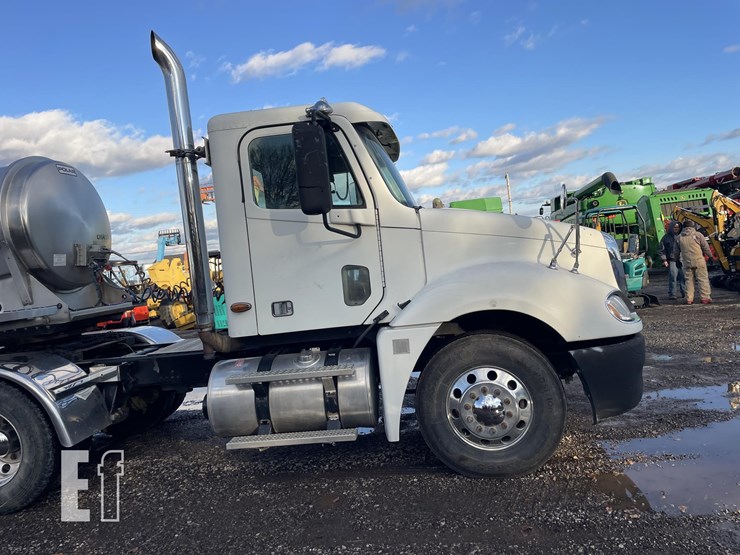 freightliner-columbia-120-image-2
