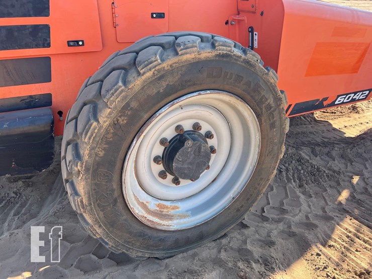 2019-jlg-6042-image-11