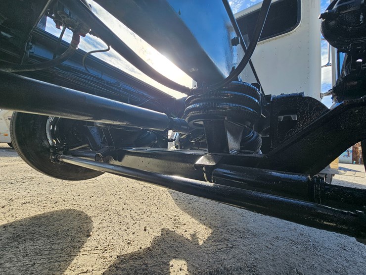 2009-peterbilt-365-image-105