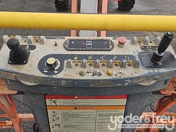 2016-jlg-800aj-image-35