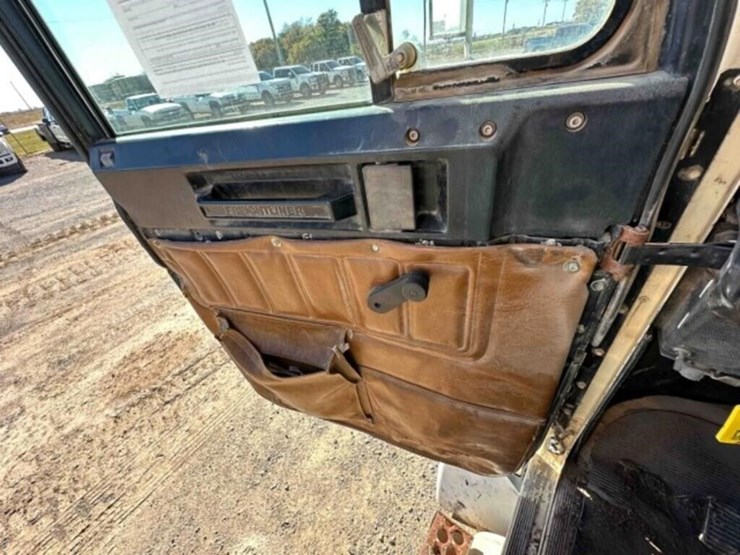 1996-freightliner-bobtail-water-truck-image-42