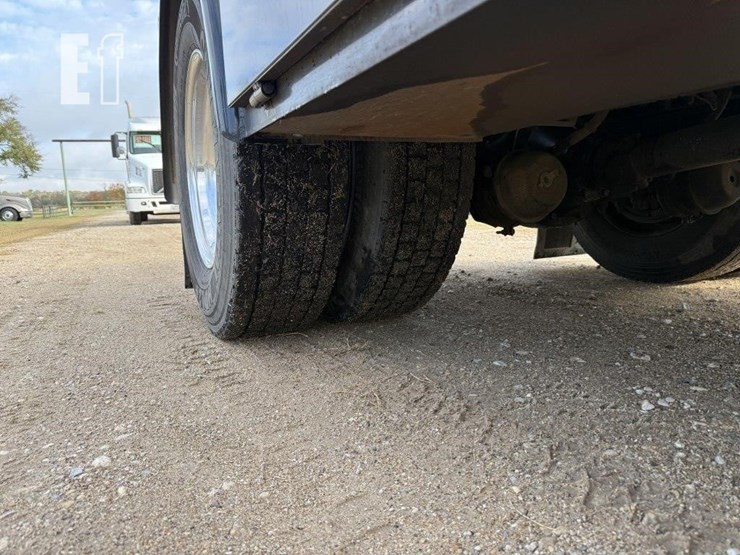 peterbilt-330-image-12