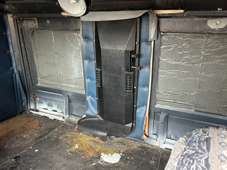 #95-•-volvo-semi-image-63