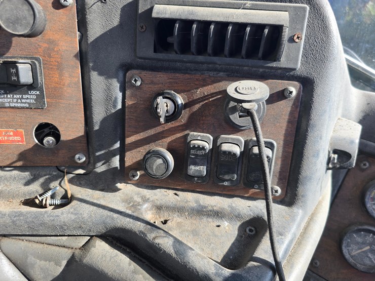 2001-peterbilt-320-image-33