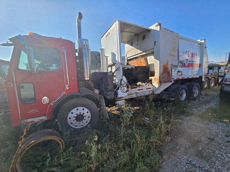 2001-peterbilt-320-image-4