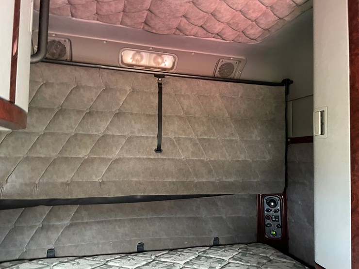 #1043-•-2009-freightliner-semi-(wi-title-in-delay)-image-48