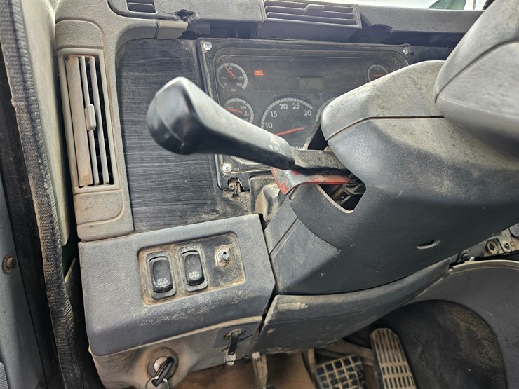 freightliner-columbia-112-image-85