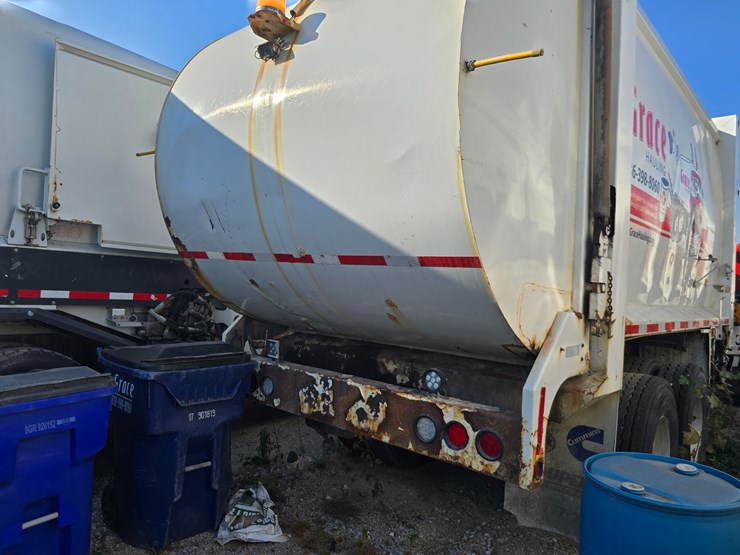 2002-peterbilt-320-image-12