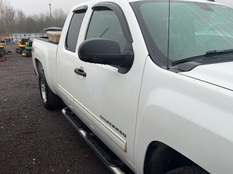 #3017-•-2013-chevy-silverado-z71-pickup-truck-image-7