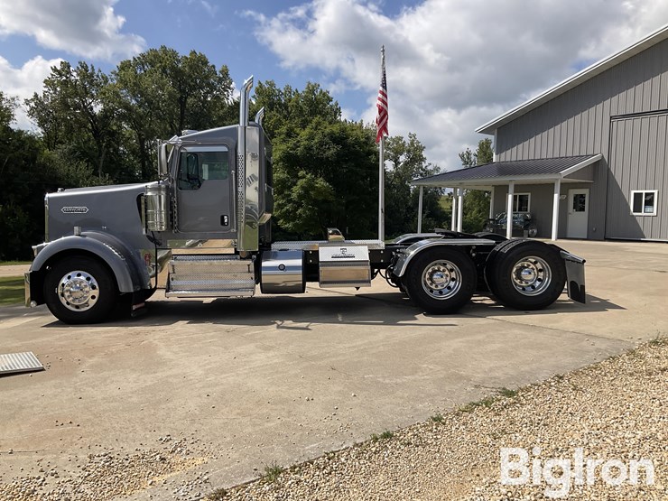 2017-kenworth-w900l-image-8