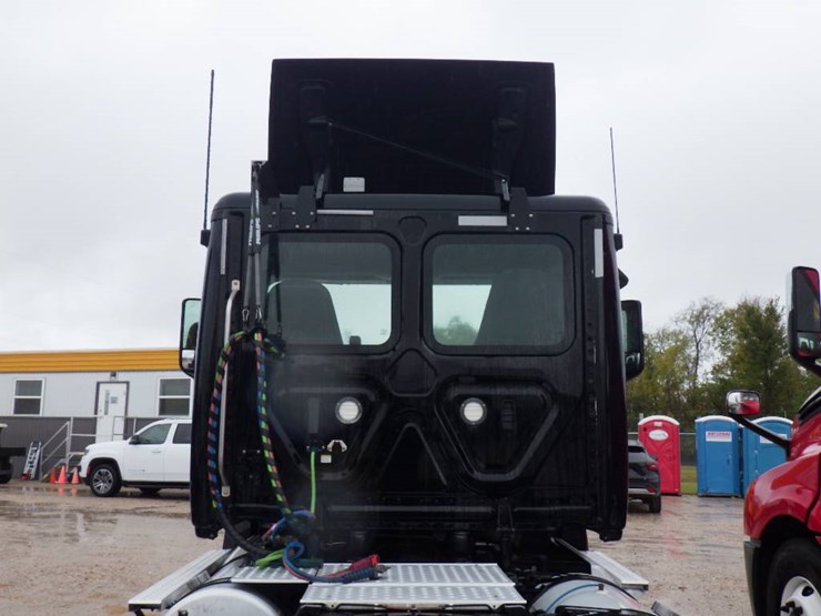 2020-freightliner-cascadia-126-image-10