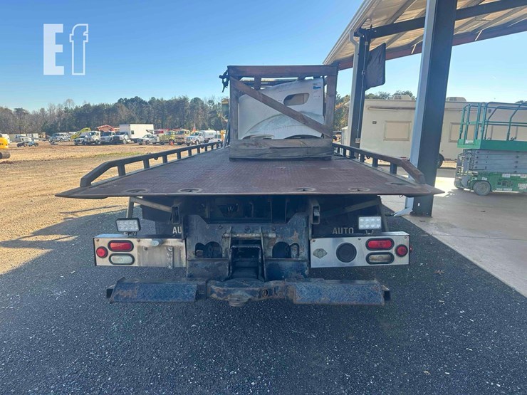 2008-peterbilt-335-image-4