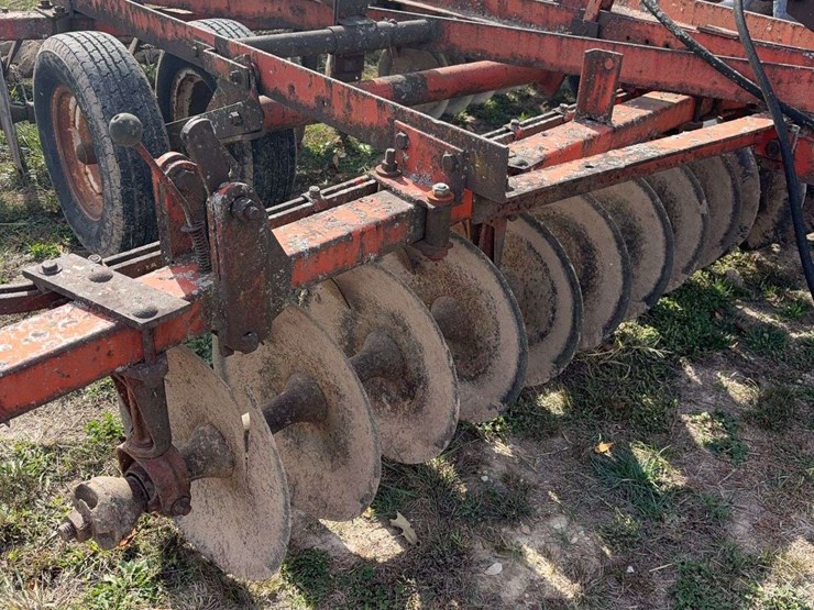 14ft-pull-type-hyd.-disk,-tandem-axle,-newer-tires,-newer-cylinder,-was-using-this-fall,-now-needs-a-new-bearing-and-shaft-on-front-left-side-image-3