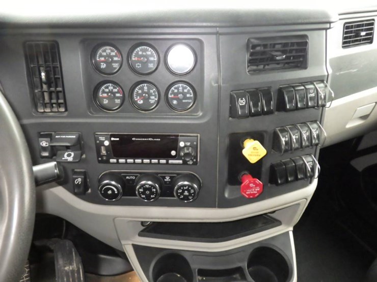 peterbilt-567-image-22