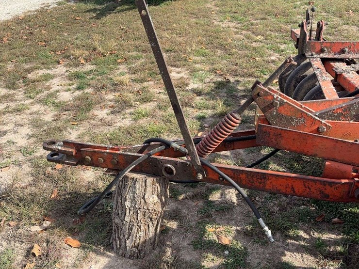 14ft-pull-type-hyd.-disk,-tandem-axle,-newer-tires,-newer-cylinder,-was-using-this-fall,-now-needs-a-new-bearing-and-shaft-on-front-left-side-image-14