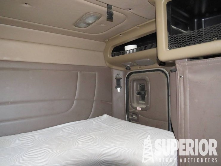 2016-peterbilt-389-image-13