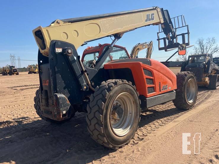 2018-jlg-742-image-4