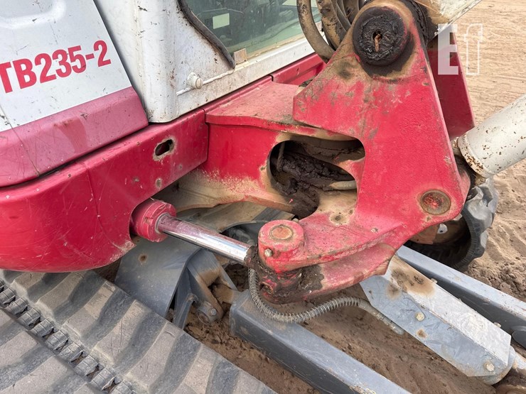 takeuchi-tb235-2-image-24