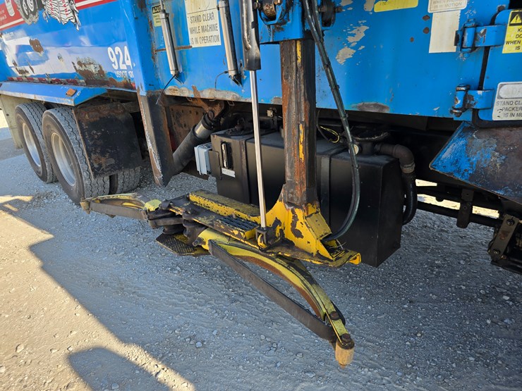 2013-peterbilt-320-image-81