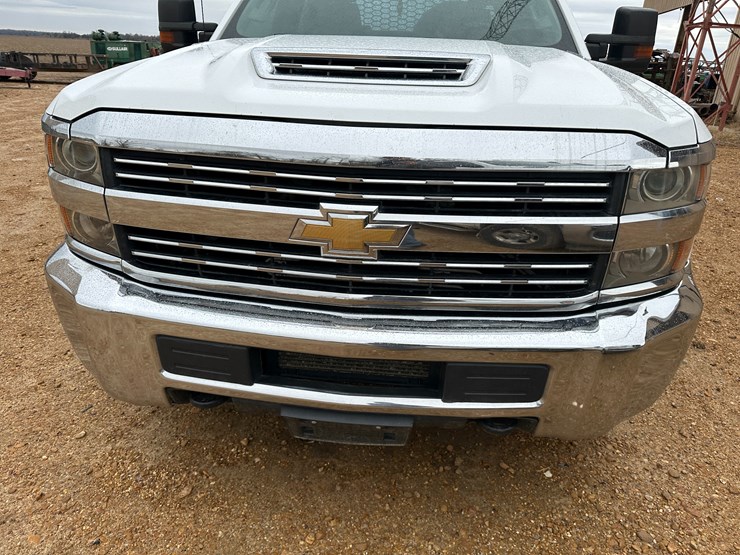 2017-chevrolet-3500hd-image-38