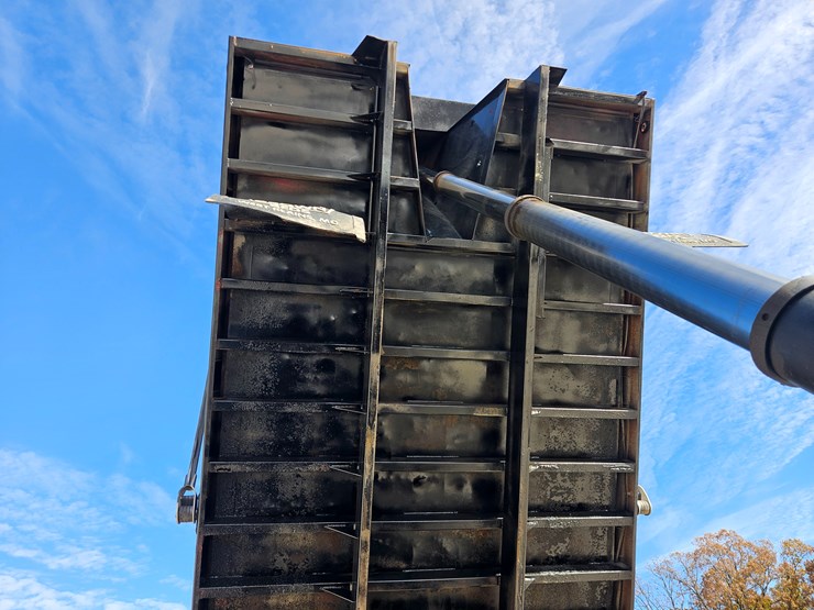 2009-peterbilt-365-image-38