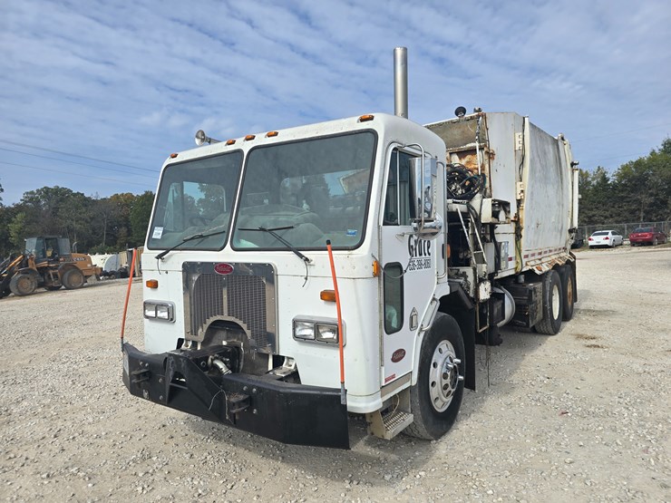 2003-peterbilt-320-image-2