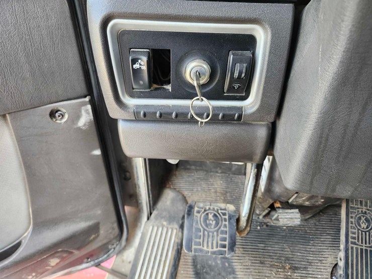 2011-kenworth-t800-image-21